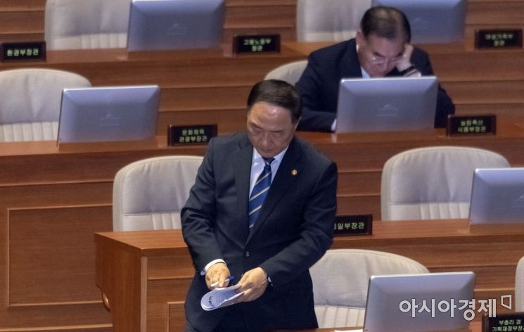 [포토] 경제분야 대정부질문 출석한 홍남기
