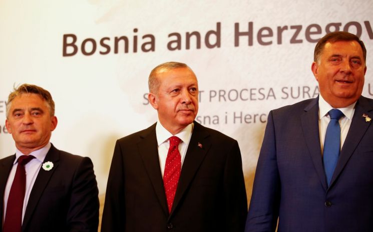 레제프 타이이프 에르도안 터키 대통령(가운데)이 9일(현지시간) 보스니아 사라예보에서 진행된 SEECP 서밋에 참석 중이다. [이미지출처=로이터연합뉴스]