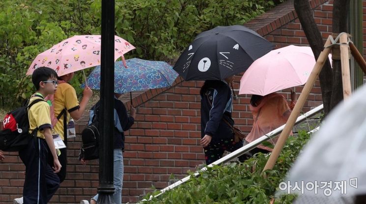 [포토] '귀여운 우산 행렬'