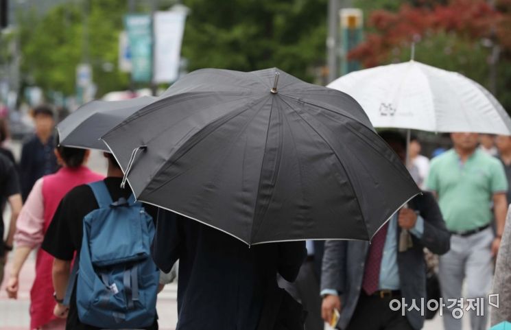 [포토]우산 필수 
