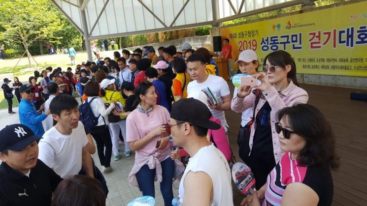 다통해 서포터즈의 성동구민 한마음 걷기대회에서 활동하는 모습