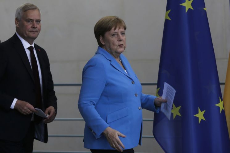 10일(현지시간) 앙겔라 메르켈 독일 총리가 베를린에서 안티 린네 핀란드 총리와 회담을 마치고 기자회견장에 들어오고 있다. [이미지출처=AP연합뉴스]