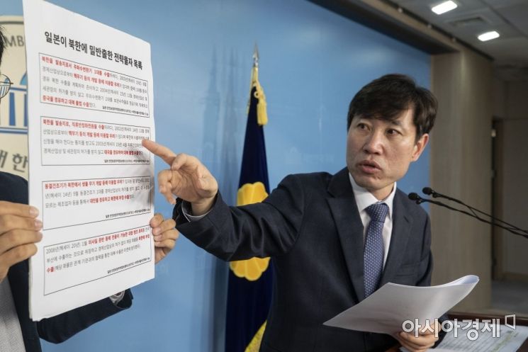 하태경 바른미래당 의원이 11일 국회에서 일본 안전보장무역정보센터가 자국 기업의 전략물자 북한 불법수출을 적발해 작성한 자료를 공개하고 있다./윤동주 기자 doso7@