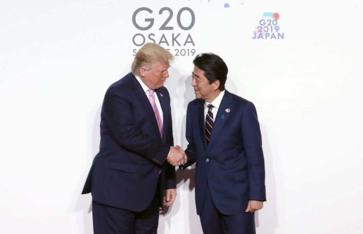 트럼프 미국 대통령이 지난달 28일 오전 인텍스 오사카에서 열린 G20 정상회의 공식환영식에서 의장국인 일본 아베 신조 총리와 인사하고 있다. (사진=연합뉴스)