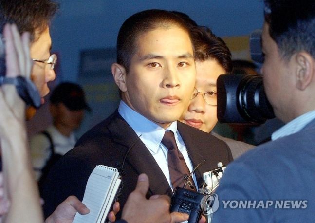 지난 2003년 6월 26일 약혼녀 부친상 조문을 위해 입국 금지조치가 일시 해제된 유씨가 인천공항을 통해 입국했다/사진=연합뉴스