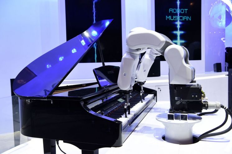 지난 2월 스페인 바르셀로나에서 열린 'MWC 2019'에서 중국 통신장비 회사가 선보인 '피아노 치는 로봇' [사진=AFP/연합뉴스]