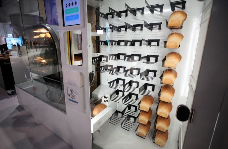 지난 1월 미국 라스베이거스 컨벤션센터에서 열린 'CES 2019'에서 윌킨슨 베이킹컴퍼니가 개발한 '브레드봇'이 빵을 굽고 있는 모습. [사진=연합뉴스]