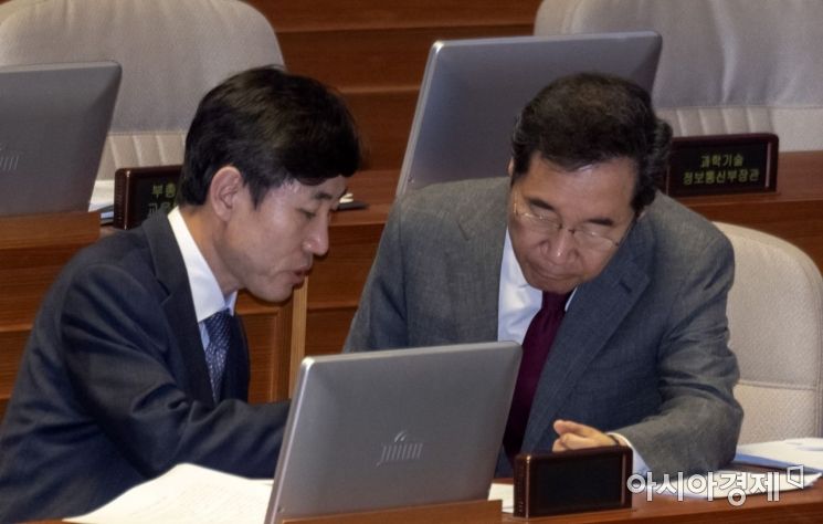 [포토] 이야기 나누는 이낙연 총리·하태경 의원