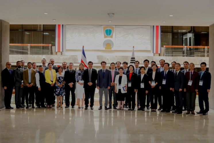 7월 8일 코스타리카 산호세 대통령궁에서 열린 ‘카를로스 대통령 주최 한국 대표단 환영 행사’ 후 (박성수 송파구청장. 사진 오른쪽 뒷줄에서 5번째)