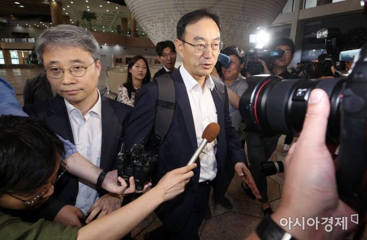 [포토] 한일 양자협의 위해 출국하는 실무자