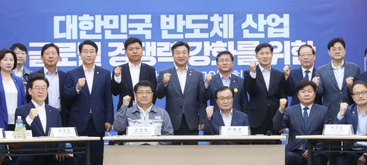 韓 반도체 소재사들, 민주당 지도부에 "주52시간이 걸림돌" 성토 