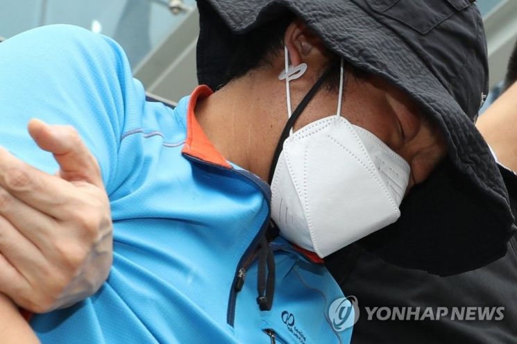 전자발찌를 찬 채 가정집에 침입해 모녀를 성폭행하려한 혐의(성폭력범죄의 처벌 등에 관한 특례법 위반)를 받는 선모(51)씨가 12일 구속 전 피의자심문(영장실질심사)에 출석하고자 광주 서부경찰서 광역유치장을 나서고 있다. [이미지출처=연합뉴스]