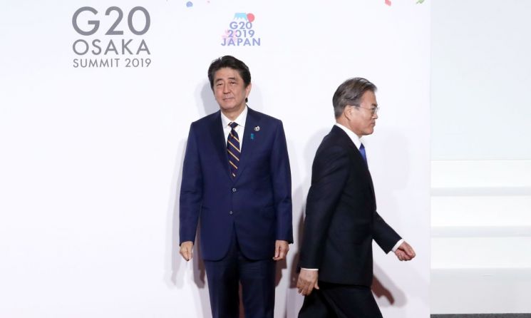 문재인 대통령이 지난달 28일 오전 인텍스 오사카에서 열린 G20 정상회의 공식환영식에서 의장국인 일본 아베 신조 총리와 악수한 뒤 이동하고 있다. (사진=연합뉴스)