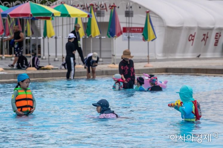 [포토]무더위 수영장 찾은 어린이들