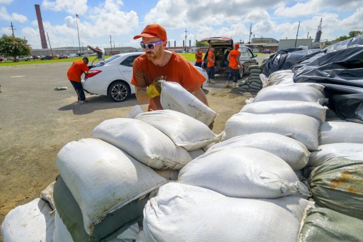美뉴올리언스 열대성 폭풍 접근…비상사태 선포, 1만명 대피