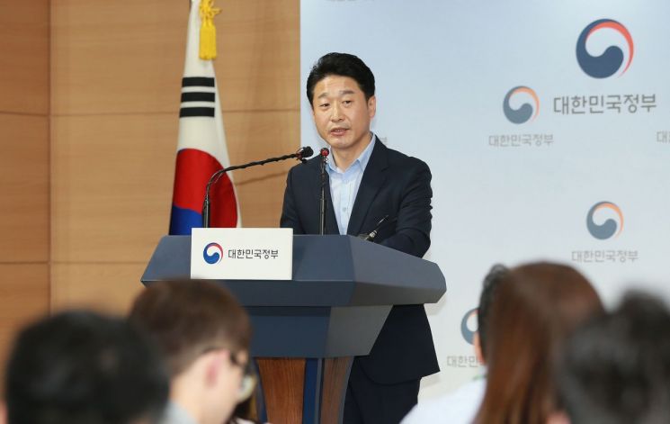 이호현 산업통상자원부 무역정책관이 12일 정부서울청사에서 한-일 양자실무협의 결과를 설명하고 있다.