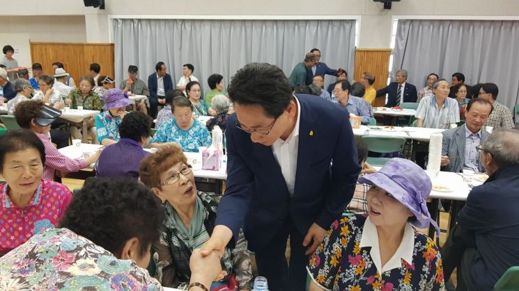 김영종 종로구청장이 어르신들과 인사를 나누고 있다.