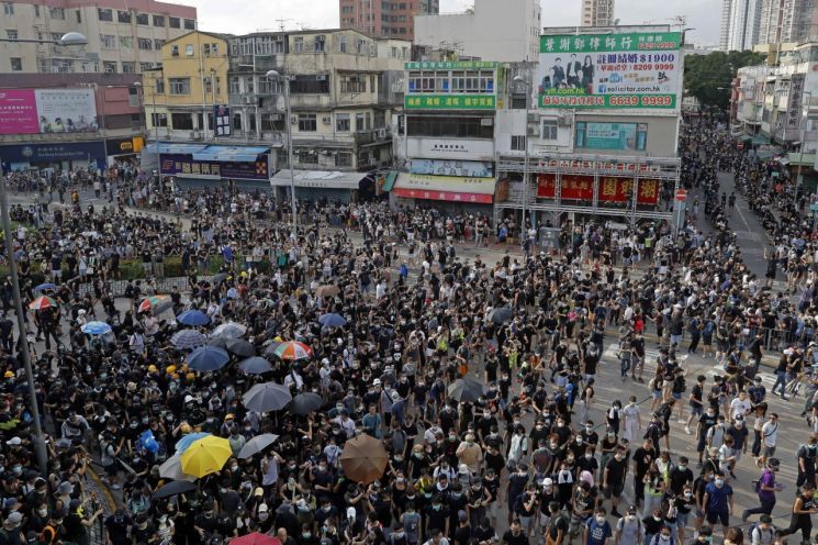 홍콩시위, 이번엔 中 보따리상 겨냥…약국·화장품가게 등 피해