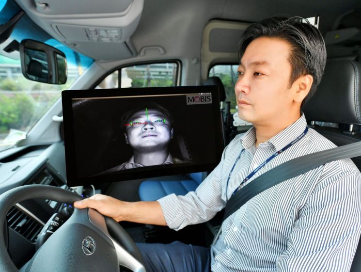 현대모비스 연구원이 운전자 동공추적과 안면인식이 가능한 ‘운전자 부주의 경보시스템’을 상용차에 적용해 시험하고 있다.(사진=현대모비스)