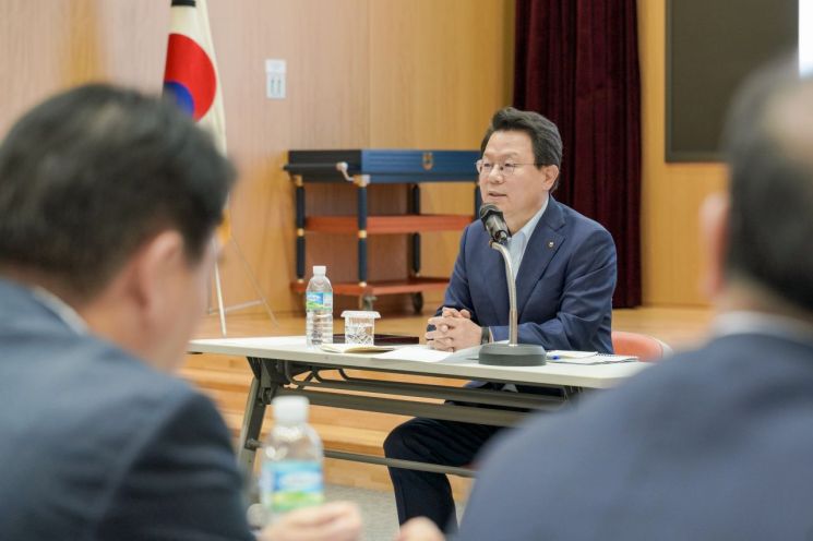 김광수 NH농협금융지주 회장이 지난 12일 서울시 중구 농협금융 본사에서 ‘2019년 상반기 경영성과 분석회의’를 열고 주요 성과와 이슈사항을 점검하고 있다. 사진=농협금융 제공