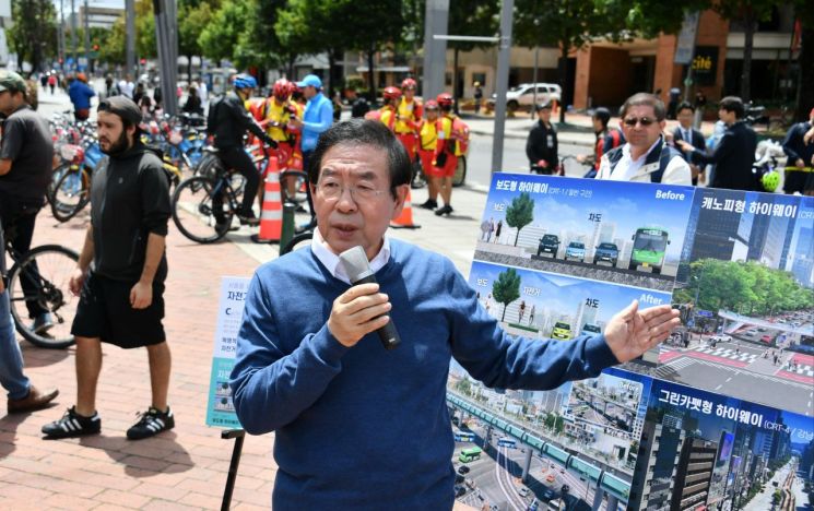 박 시장은 보고타 비레이 공원 인근 시클로비아 현장에서 차량과 분리된 자전거만을 위한 별도의 전용도로인 '서울형 자전거 하이웨이(CRT, Cycle Rapid Transportation)'를 만들어 자전거 간선망을 구축한다는 구상을 발표했다. (제공=서울시)