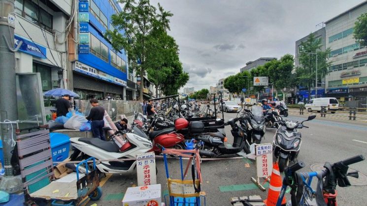 이륜차 44만대, 전용주차장은 46개…보행로 점령한 오토바이