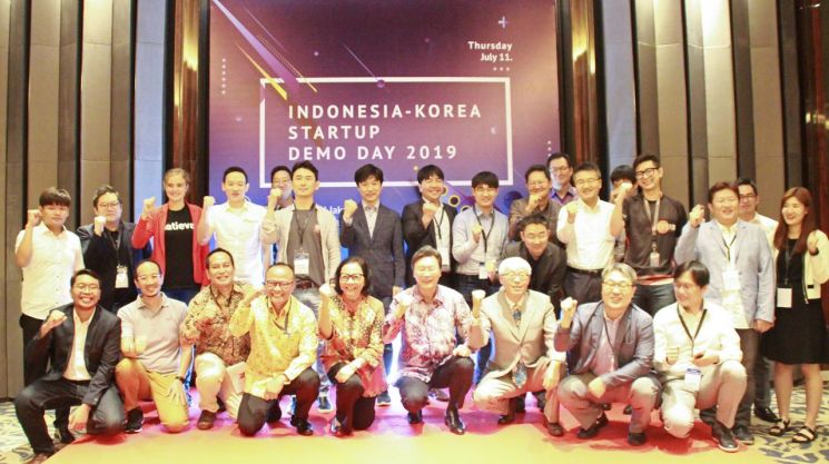지난 11일(현지시간) 인도네시아 자카르타에서 열린 '인도네시아 K-스타트업 멘토링 프로그램 데모데이'에서 참석자들이 기념사진을 찍고 있다(제공=한국인터넷진흥원)