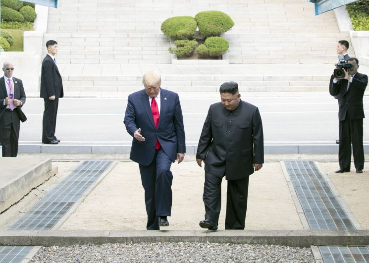 도널드 트럼프 미국 대통령과 김정은 북한 국무위원장이 지난 6월 30일 판문점에서 함께 군사분계선을 넘어 남측으로 넘어오고 있다.