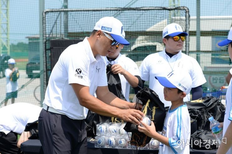 신한은행은 13일 강릉 남대천체육공원 야구장에서 이승엽 야구장학재단과 '드림(Dream) 야구캠프'을 개최했다고 15일 밝혔다.
