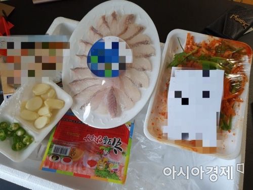 서울 금천구 소재 A 일식집에서는 커다란 스티로폼 박스를 이용해 음식을 배달 중이다.