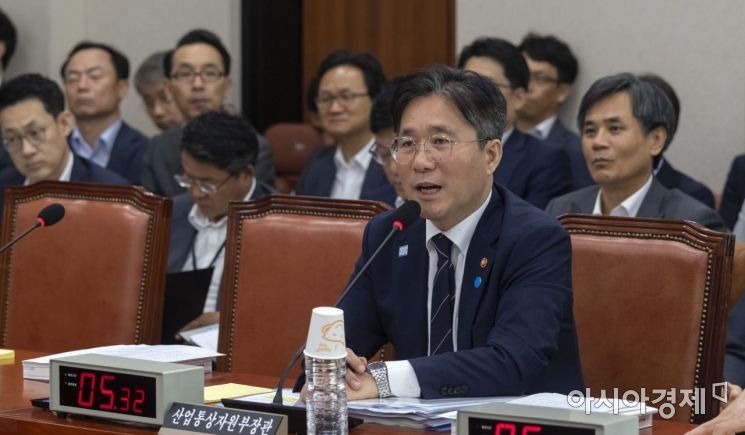 [포토] 답변하는 성윤모 산업부 장관