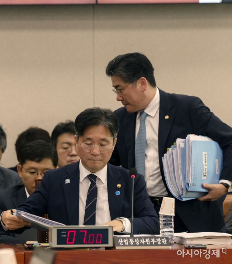 [포토] 국회 산중위 출석한 성윤모 장관