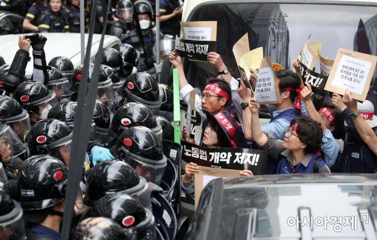 [포토] 민주당사 앞 경찰과 대치하는 민주노총