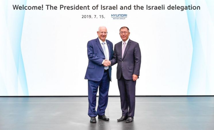 이스라엘 대통령, 현대기아차 남양연구소 방문…넥쏘 자율주행차 시승