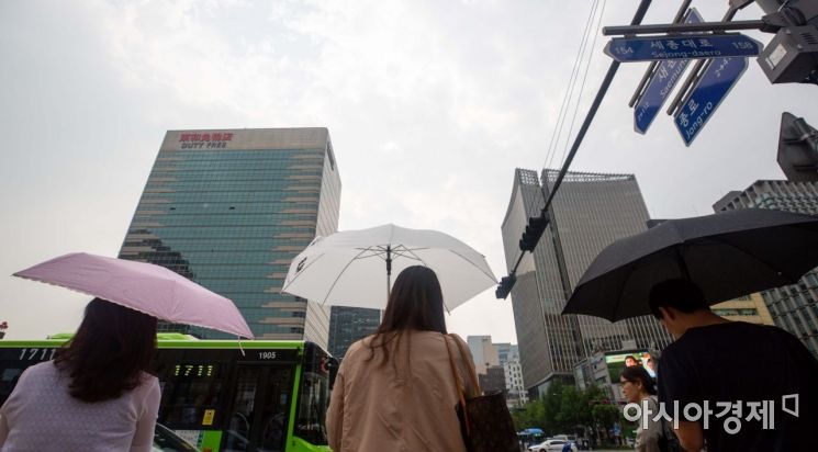 중부지역에 호우주의보가 발효된 15일 서울 종로구 세종로 인근에서 시민들이 우산을 쓴 채 발걸음을 옮기고 있다./강진형 기자aymsdream@