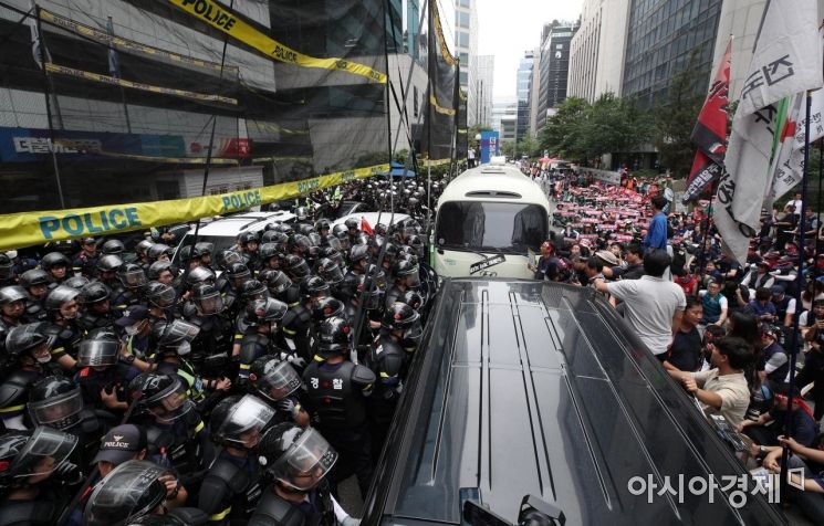[포토] 민주당사 앞 경찰벽에 막힌 민주노총