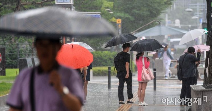 중부지역에 호우주의보가 발효된 15일 서울 중구 태평로 인근에서 시민들이 우산을 쓴 채 발걸음을 옮기고 있다./강진형 기자aymsdream@