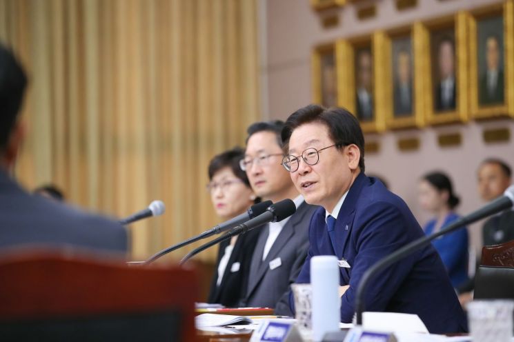 이재명 "민원은 돈이다"…공직자, 적극적인 민원처리 독려