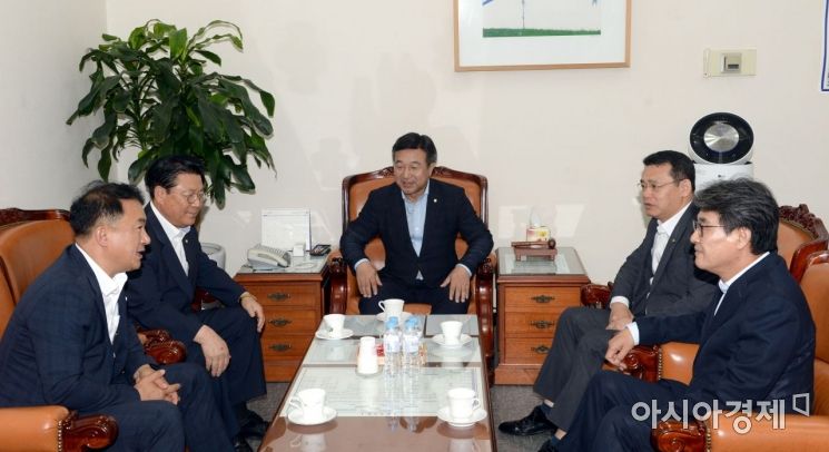 [포토] 여야 5당 사무총장, 청와대-대표 회동 실무협의