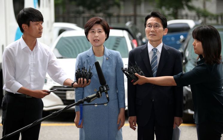 백혜련·윤소하 의원, '국회 패스트트랙' 피고발인 신분 경찰 출석