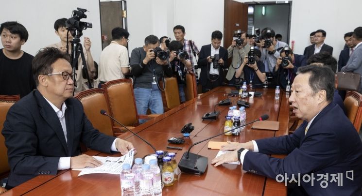 [포토] 민병두 정무위원장 만나는 박용만 회장