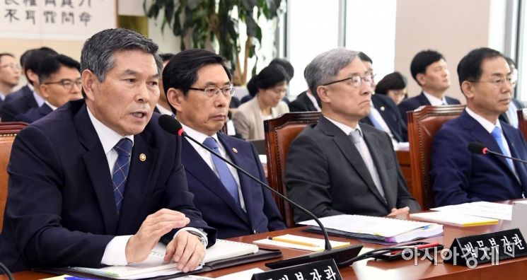 [포토] 답변하는 정경두 국방부 장관