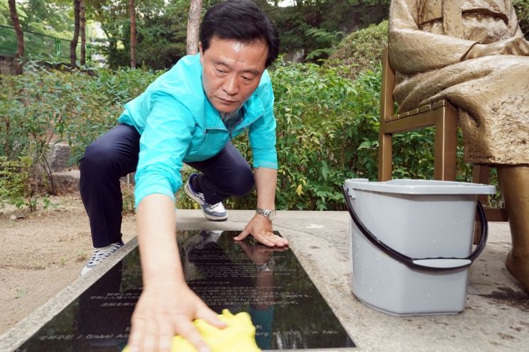 '평화의 소녀상' 눈물을 닦아준 이승로 성북구청장