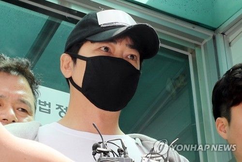 외주 스태프 여성 2명에 대한 준강간 혐의로 긴급체포된 배우 겸 탤런트 강지환 씨가 12일 오전 수원지법 성남지원에서 열린 구속 전 피의자심문(영장실질심사)에 출석한 뒤 호송차량으로 이동하던 중 취재진에 심경을 밝히고 있다/사진=연합뉴스