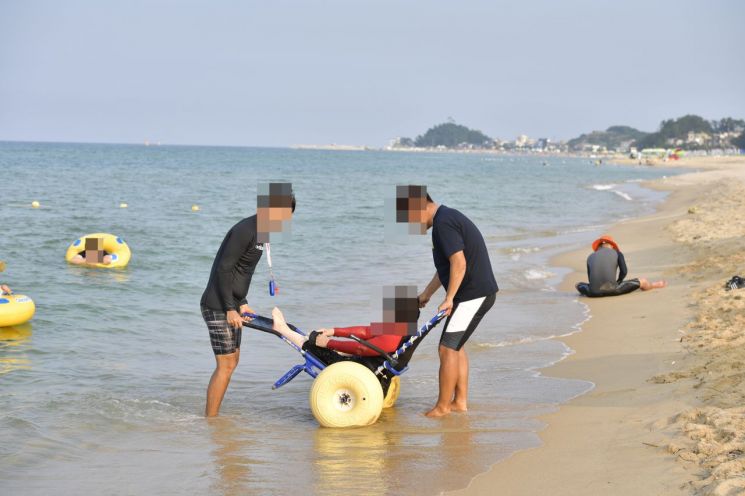 '2000원의 행복'…서울시, 양양 장애인 해변캠프 오늘 개장