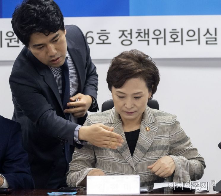 [포토] 자료 확인하는 김현미 장관