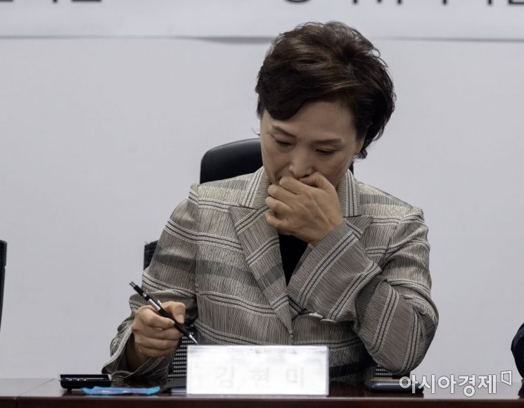 [포토] 자료 확인하는 김현미 장관