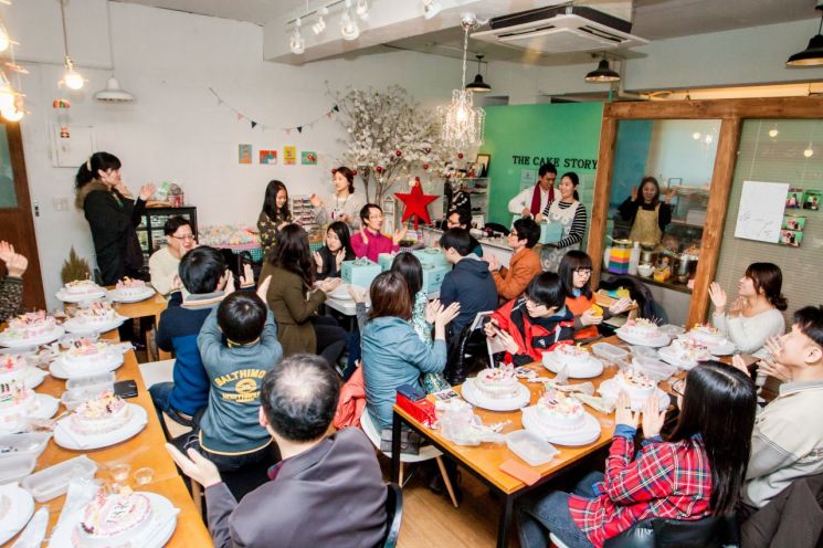 한국거래소 임직원들이 결연아동들과 함께 케이크 만들기 체험활동을 하고 있다. (사진=한국거래소)