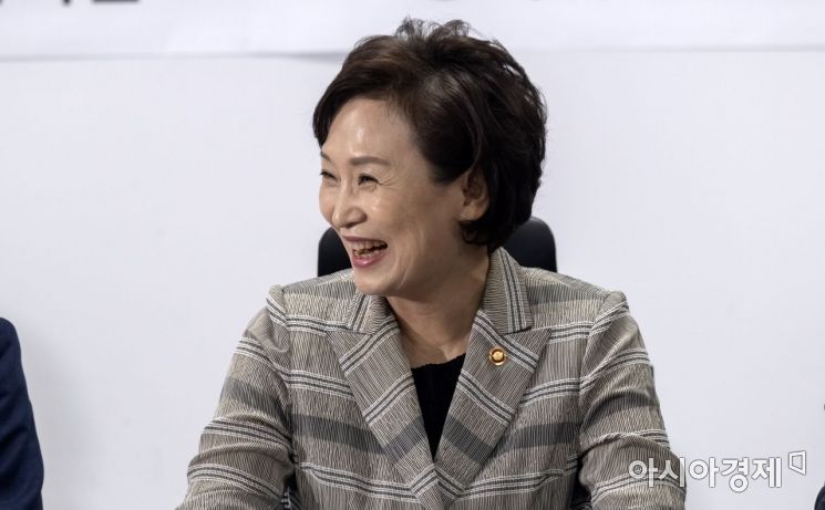 [포토] 활짝 웃는 김현미 장관