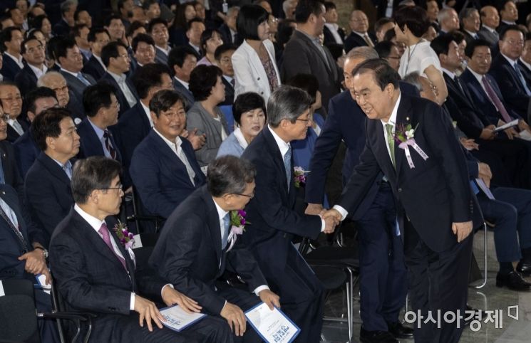 [포토] 인사 나누는 문희상·김명수